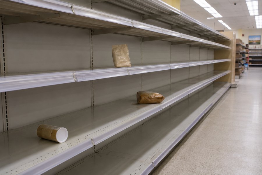 Lege supermarktschappen tijdens een noodsituatie